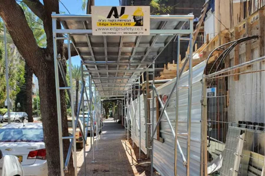 מעבר בטוח להולכי רגל הגנה גדר וגג הגנה