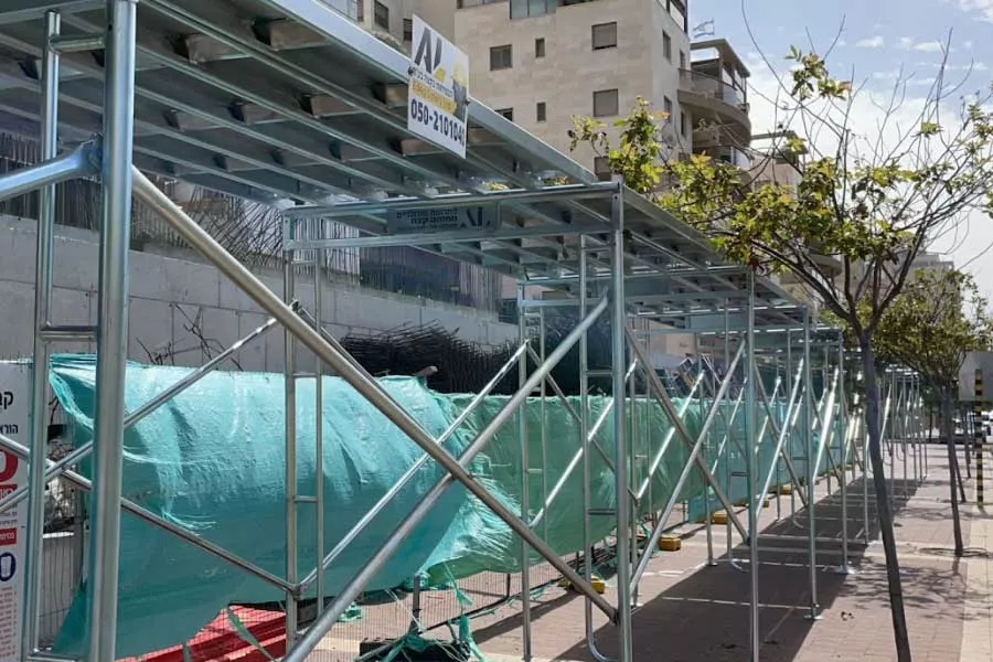 מעבר בטוח להולכי רגל לפילוס דרך לעוברי אורח באתרי בנייה